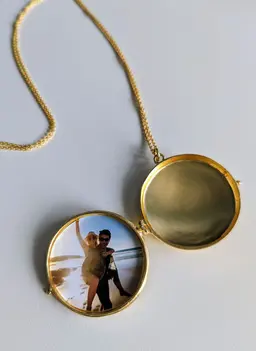 An Nkuku round locket